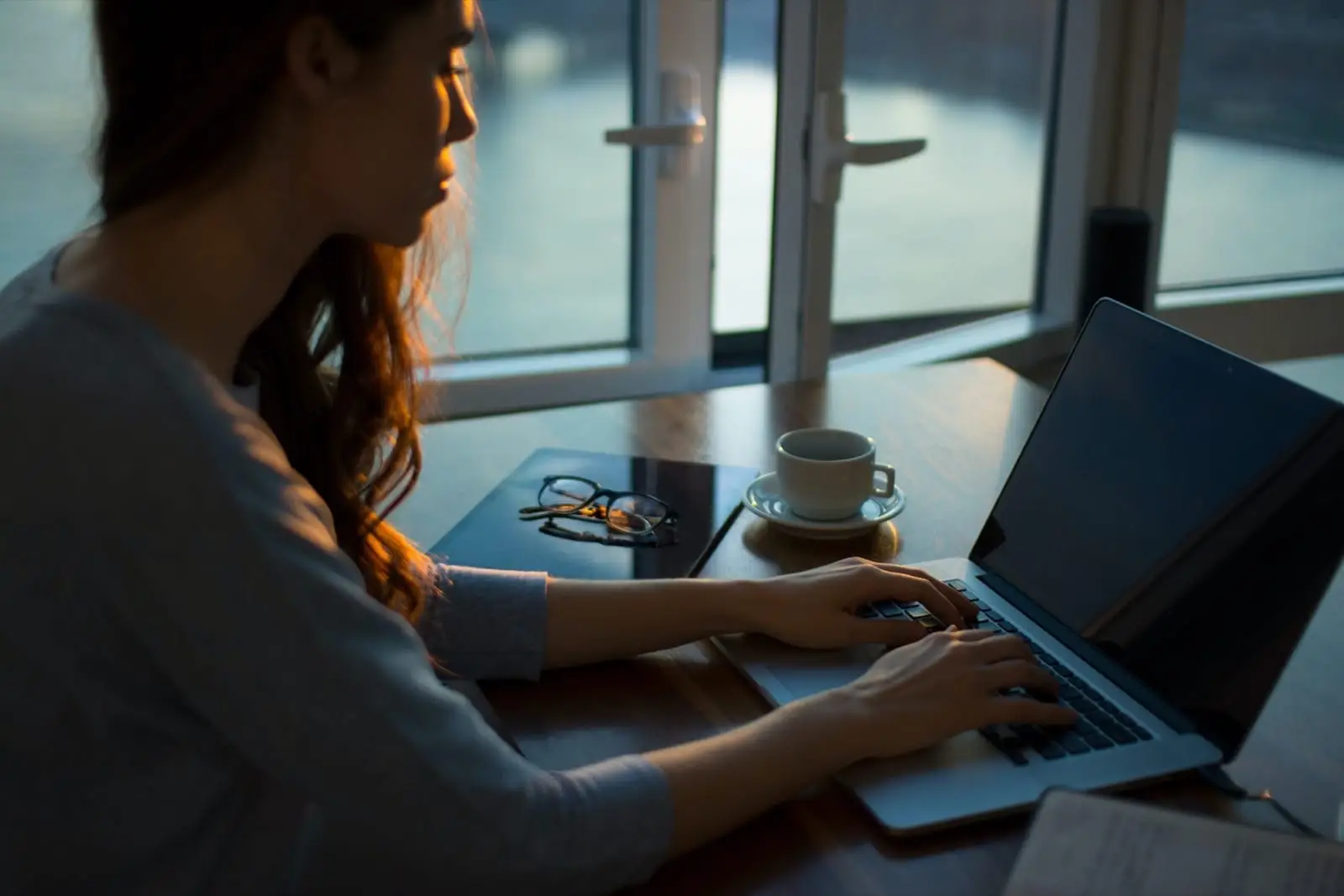 Personne en réflexion sur le bonheur et le bien-être