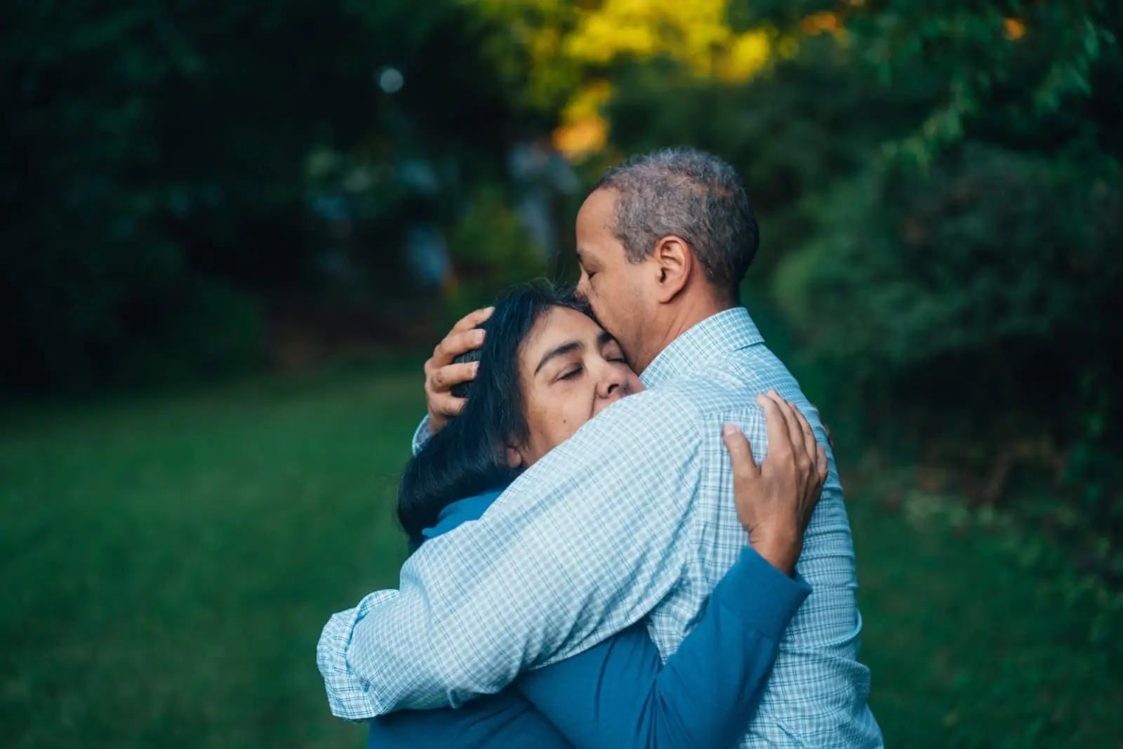 Personne seule, symbolisant la solitude après un traumatisme relationnel