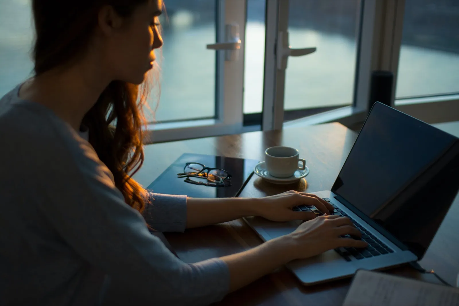 Personne en réflexion sur le bonheur et le bien-être